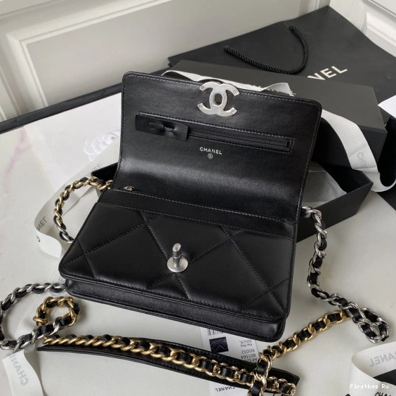 First Bag Ru CHANEL CHAIN 19 ON WALLET 0809